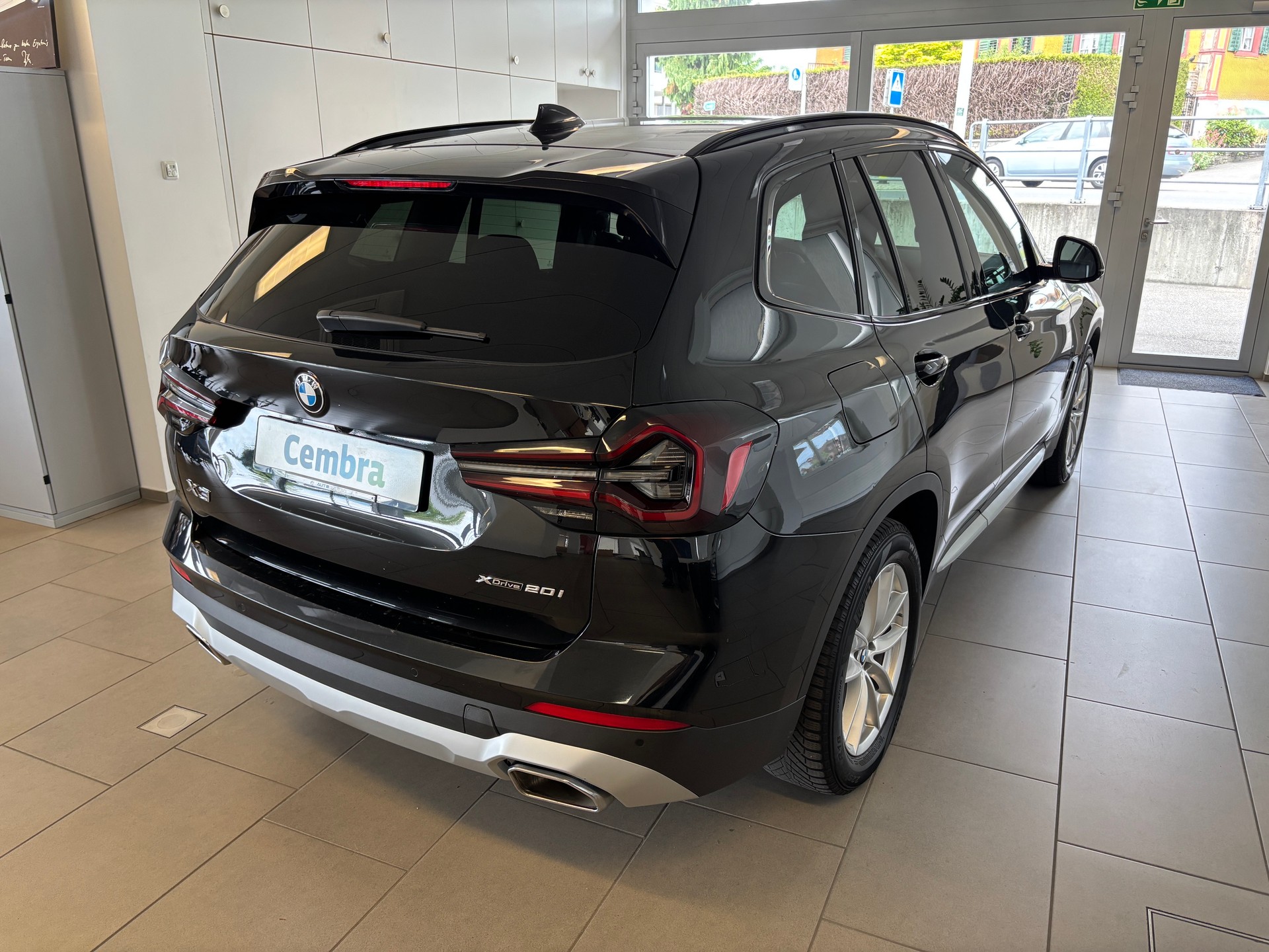 BMW X3 xDrive 20i-showroom-element-2