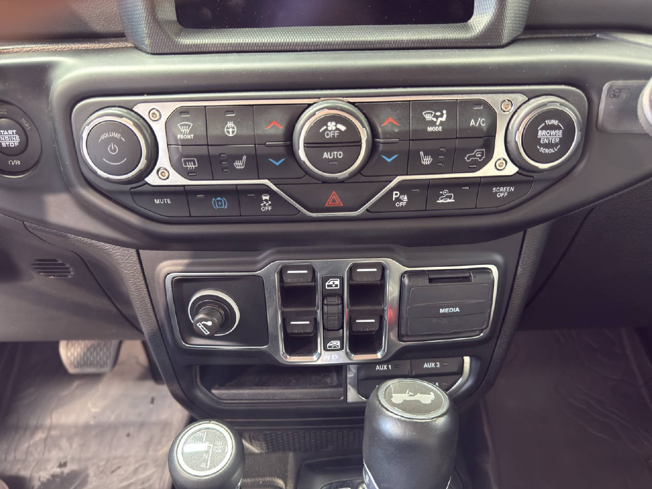 JEEP Wrangler 2.0 Turbo 4xe Sahara Unlimited-image-14