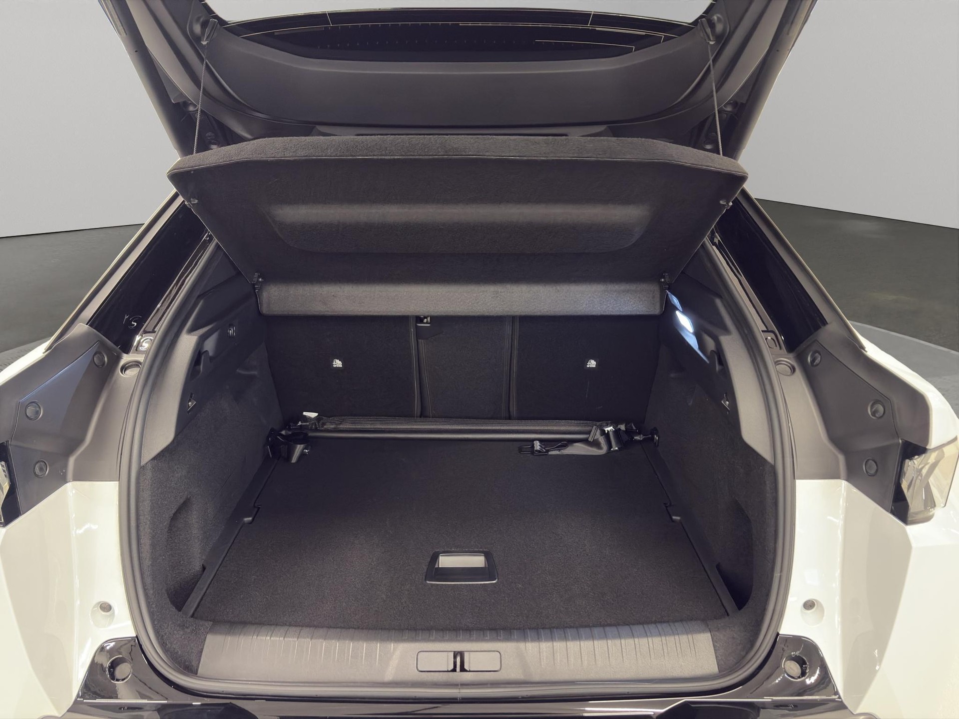 PEUGEOT 3008 e-Launch Edition AWD-showroom-element-3