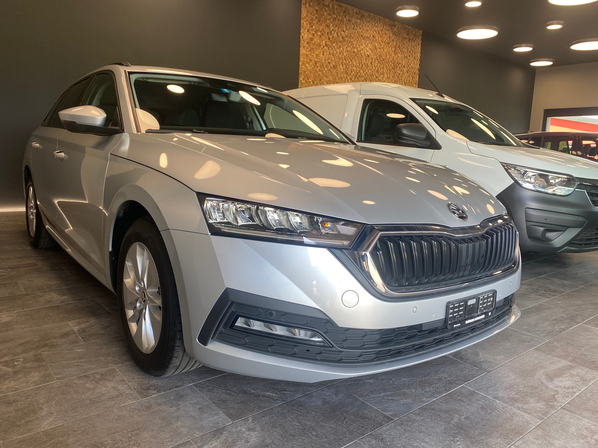 SKODA Octavia Combi 2.0 TDI DSG Ambition-showroom-element-3