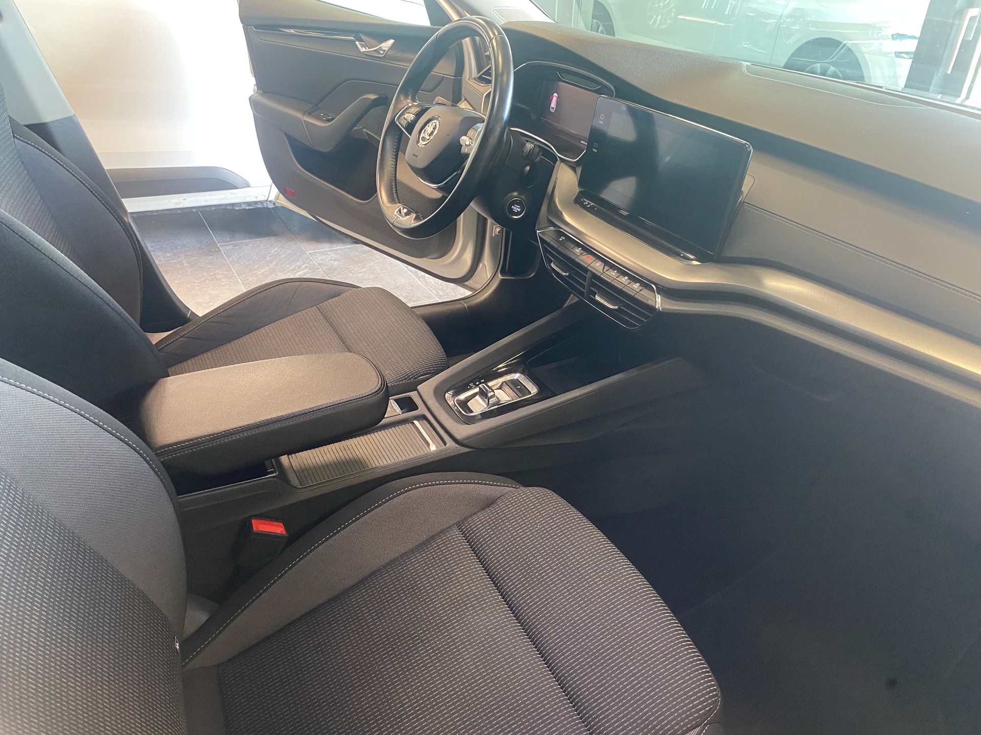 SKODA Octavia Combi 2.0 TDI DSG Ambition-image-5