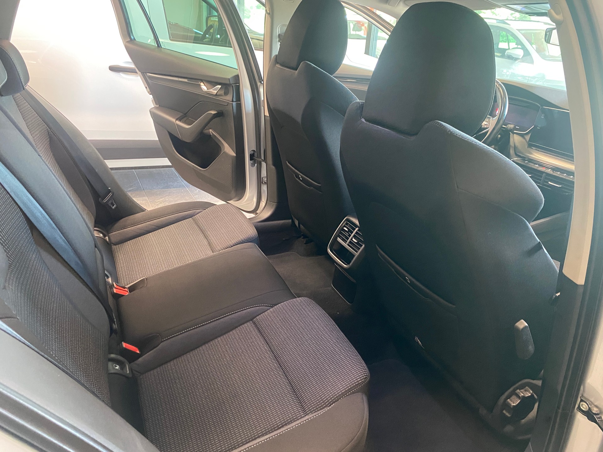 SKODA Octavia Combi 2.0 TDI DSG Ambition-image-7