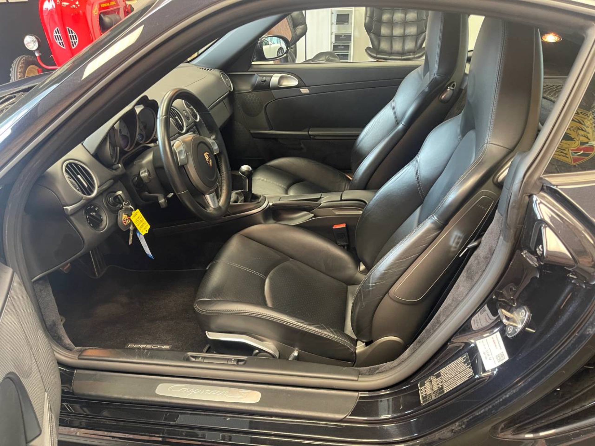 PORSCHE Cayman S-showroom-element-3