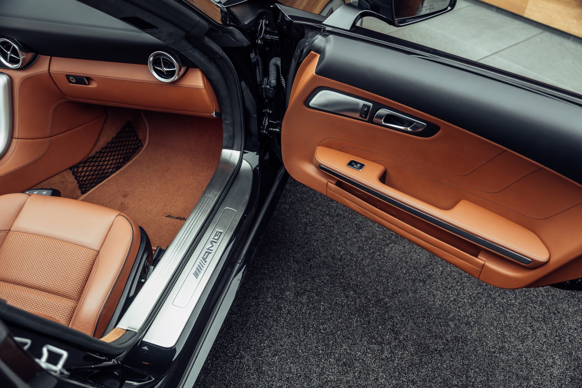 MERCEDES-BENZ SLS 63 AMG Roadster Speedshift-image-15