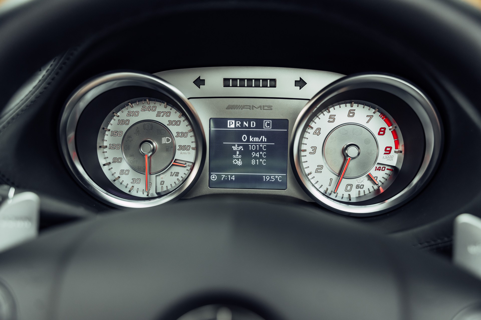 MERCEDES-BENZ SLS 63 AMG Roadster Speedshift-image-16