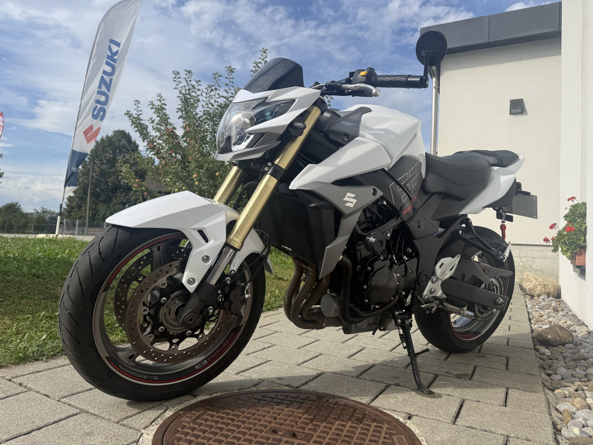 SUZUKI GSR 750 A/U Freegun-image-2