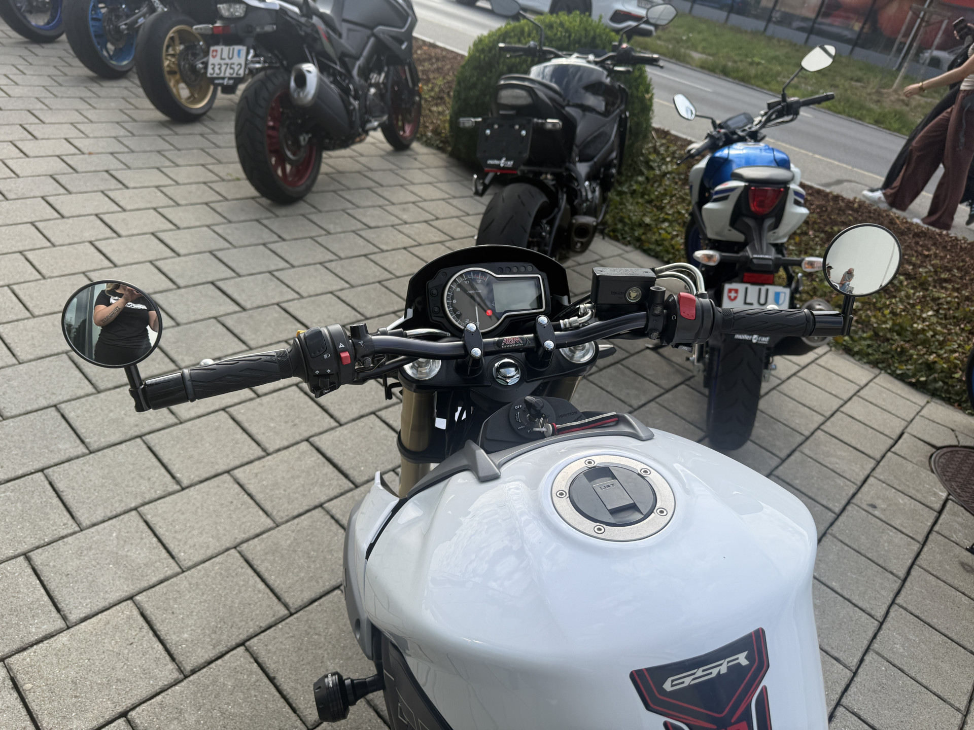 SUZUKI GSR 750 A/U Freegun-image-9