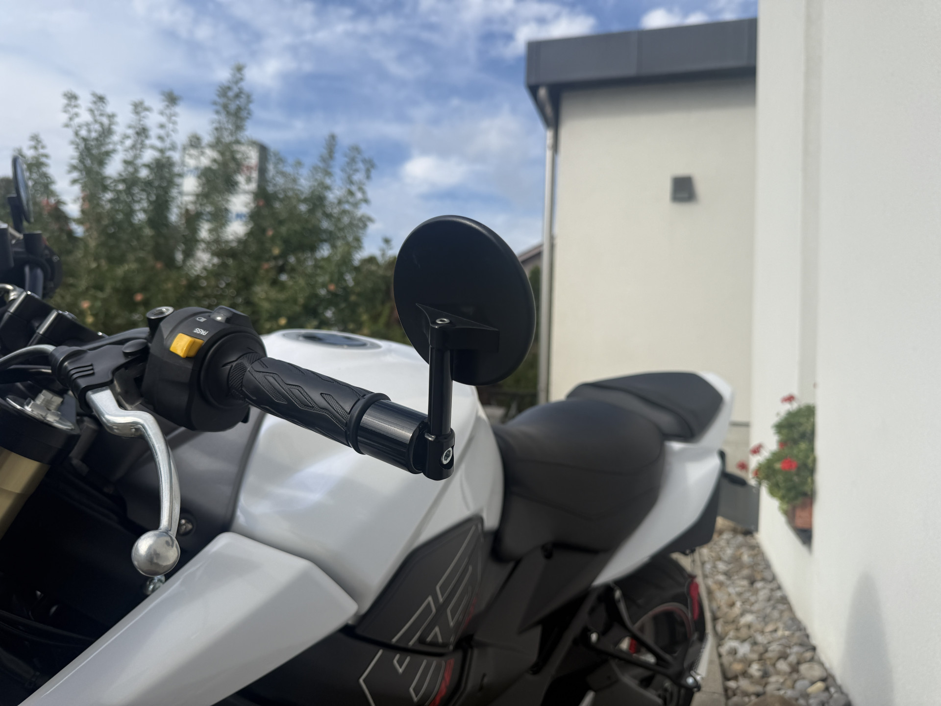 SUZUKI GSR 750 A/U Freegun-image-4