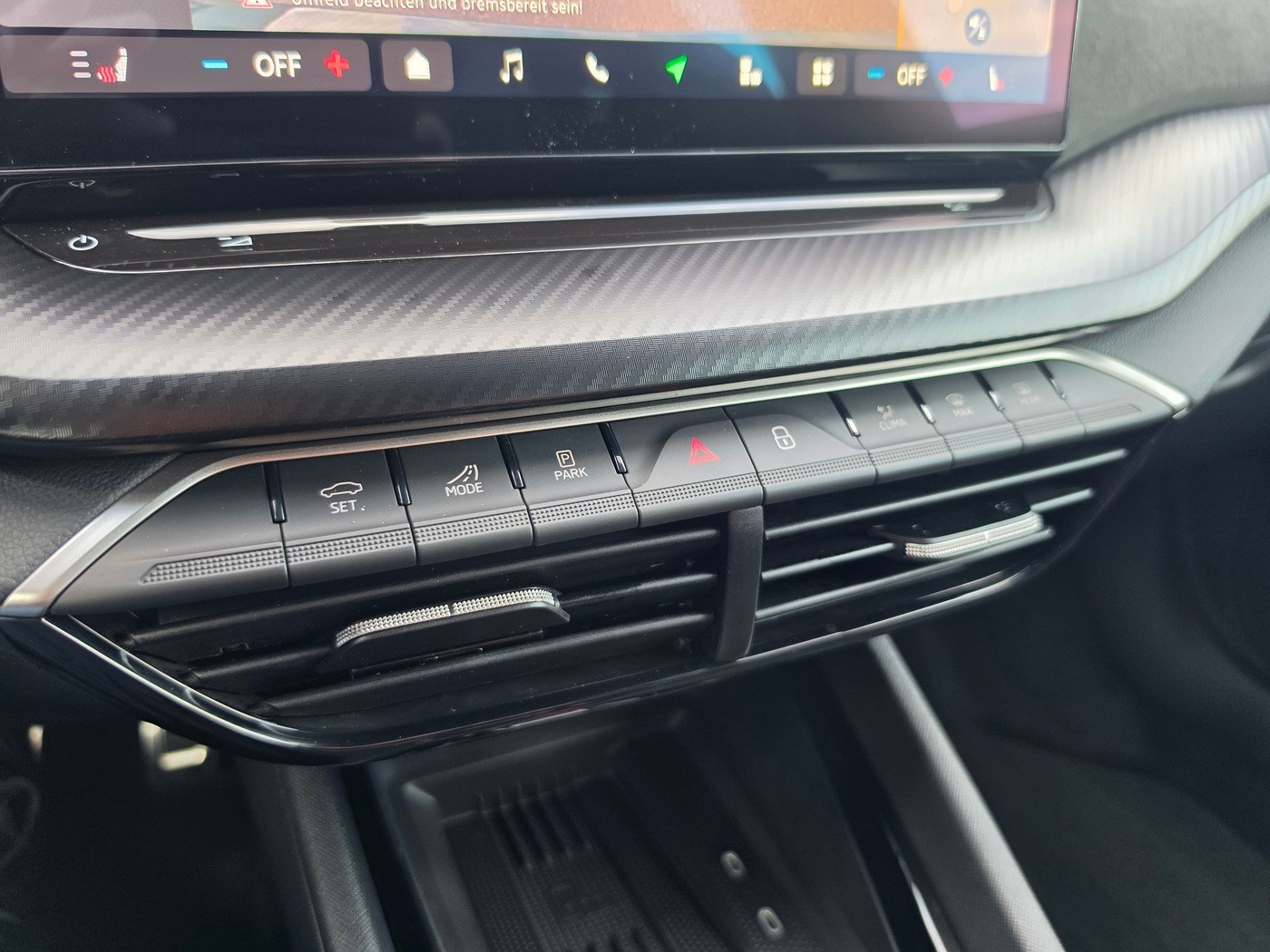 SKODA Octavia Combi 2.0 TSI DSG RS 30 Years Edition-image-12