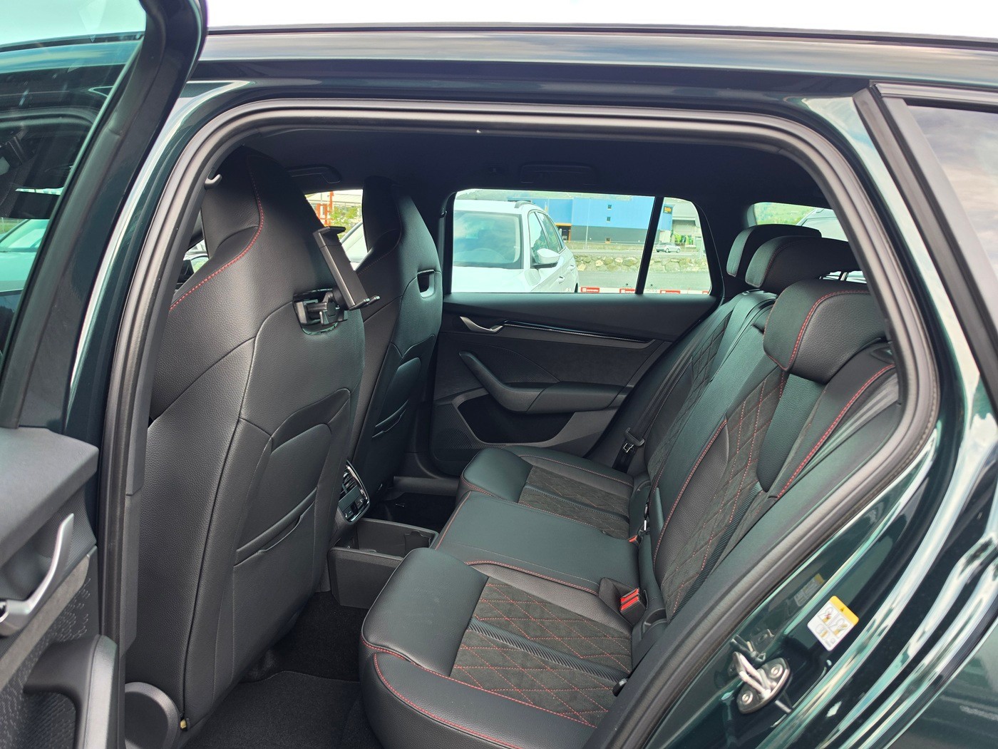 SKODA Octavia Combi 2.0 TSI DSG RS 30 Years Edition-image-8