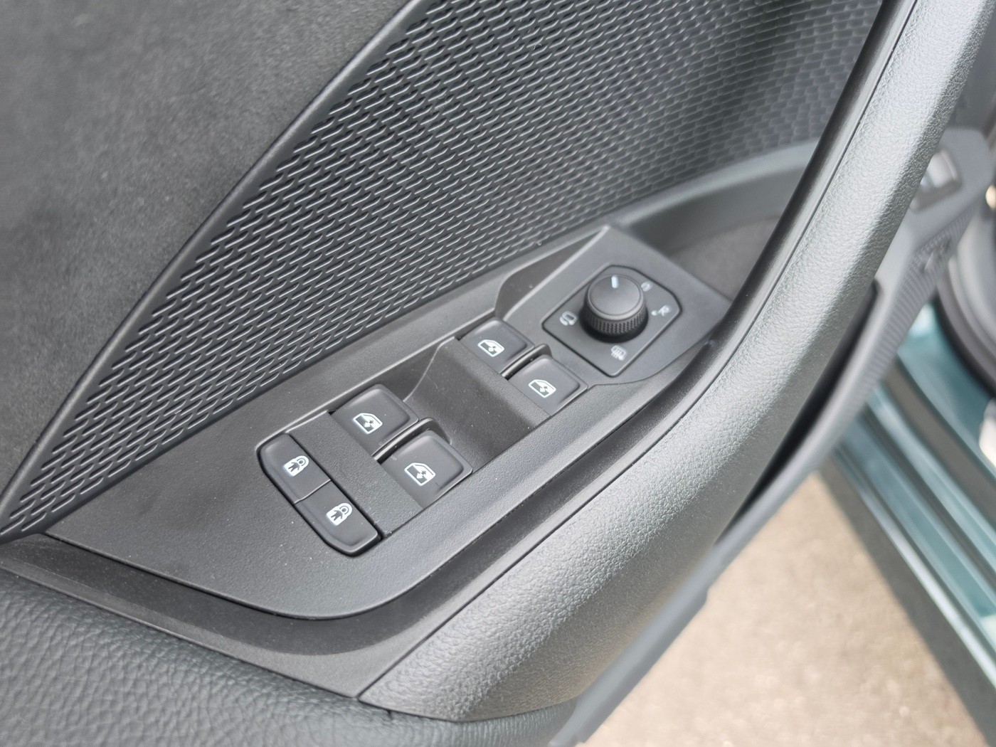 SKODA Octavia Combi 2.0 TSI DSG RS 30 Years Edition-image-17