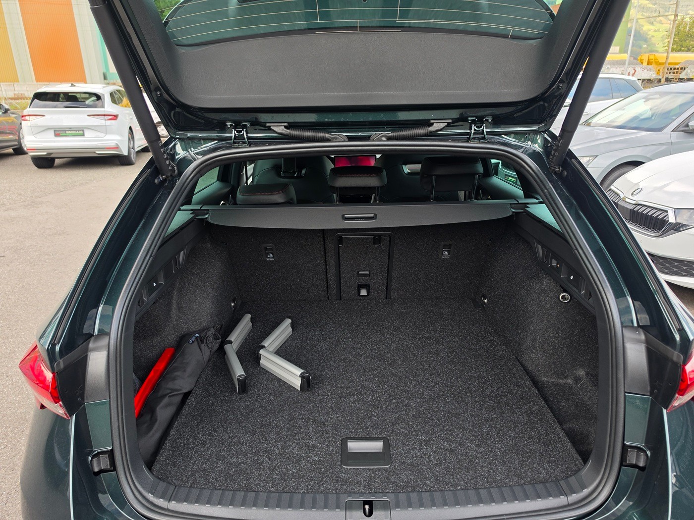 SKODA Octavia Combi 2.0 TSI DSG RS 30 Years Edition-image-5
