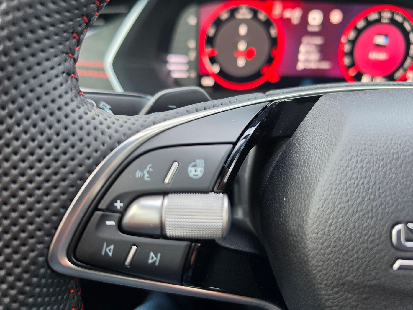 SKODA Octavia Combi 2.0 TSI DSG RS 30 Years Edition-image-14