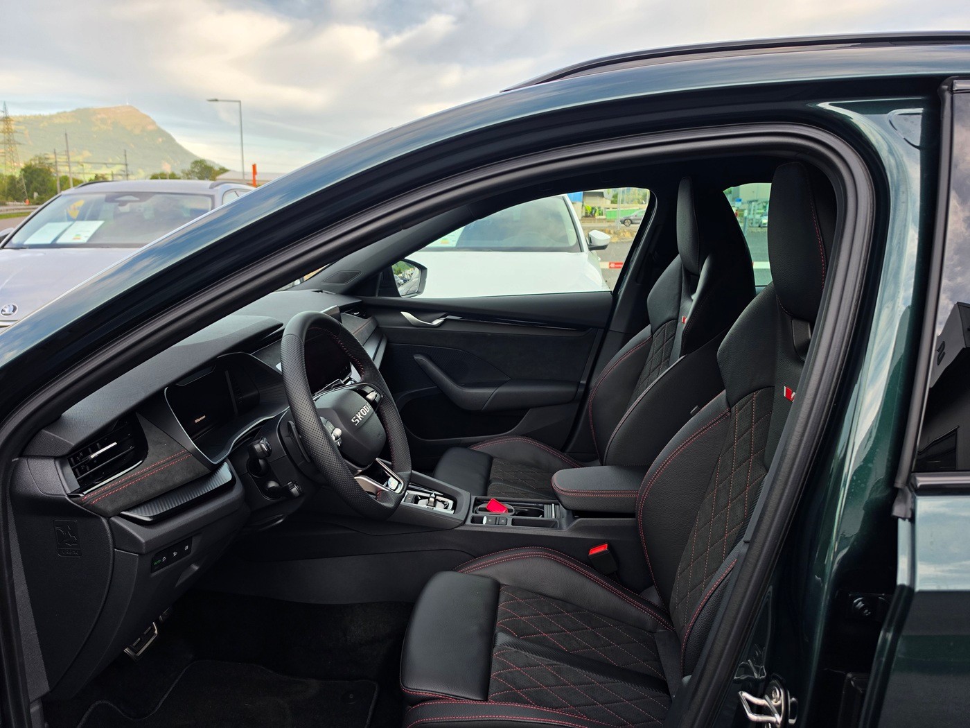 SKODA Octavia Combi 2.0 TSI DSG RS 30 Years Edition-image-7