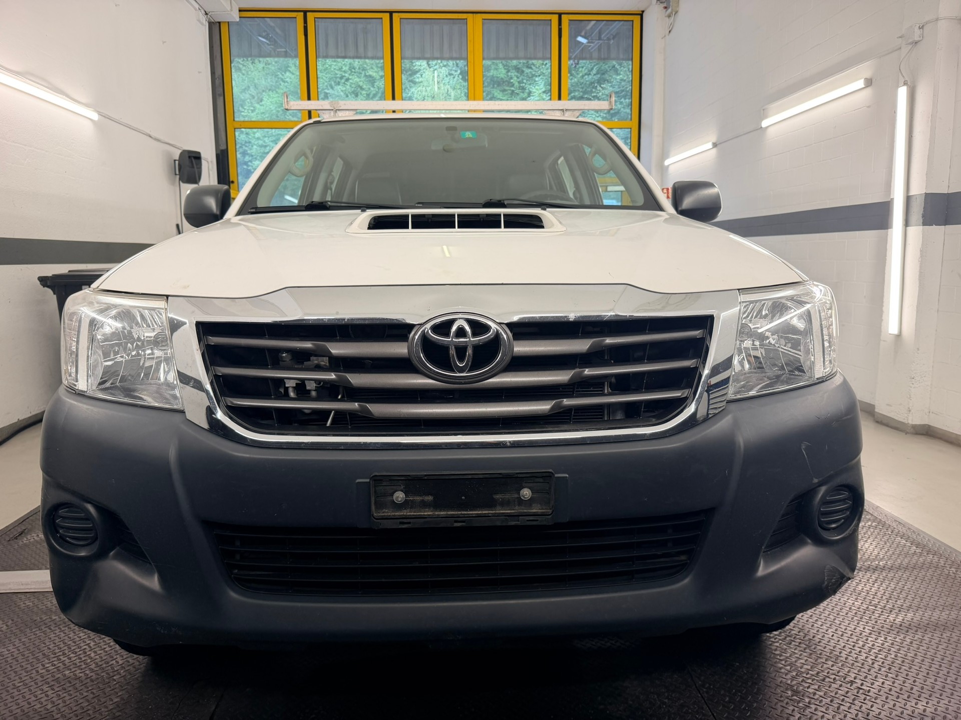 TOYOTA Hilux 2.5D 4WD Double Cab Luna-showroom-element-1