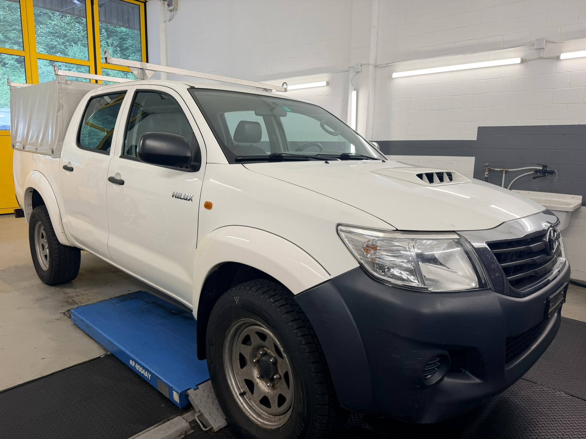 TOYOTA Hilux 2.5D 4WD Double Cab Luna-showroom-element-2
