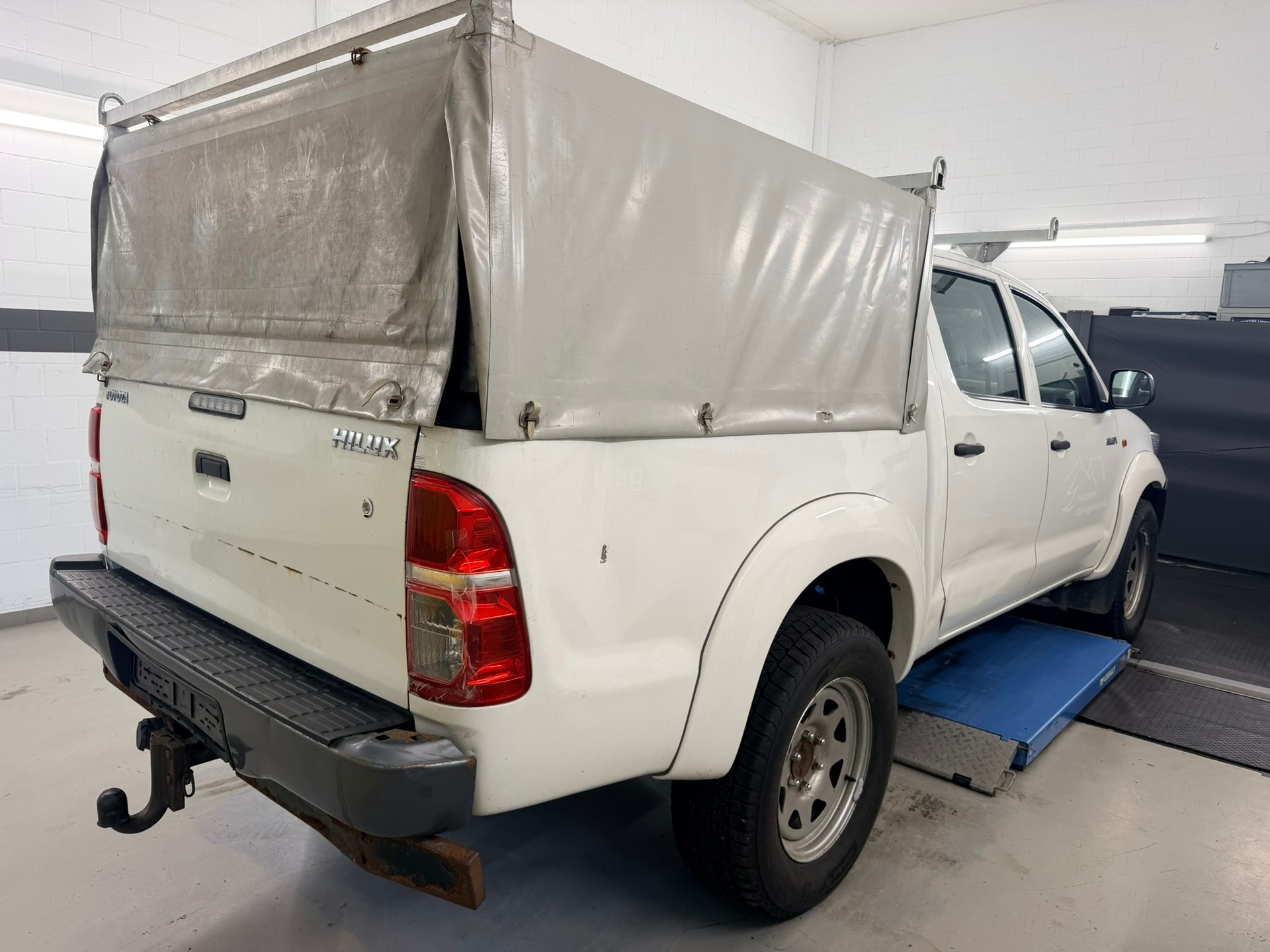 TOYOTA Hilux 2.5D 4WD Double Cab Luna-showroom-element-3