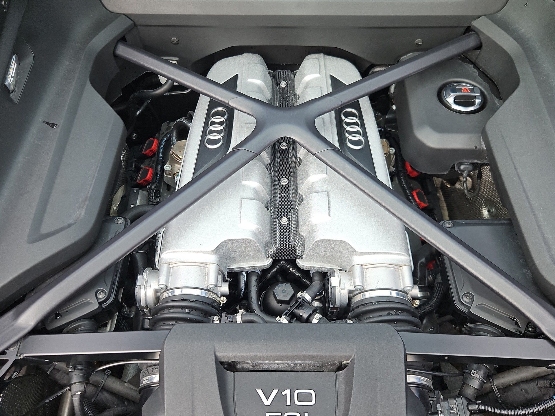 AUDI R8 Coupé 5.2 plus S-Tronic-image-12