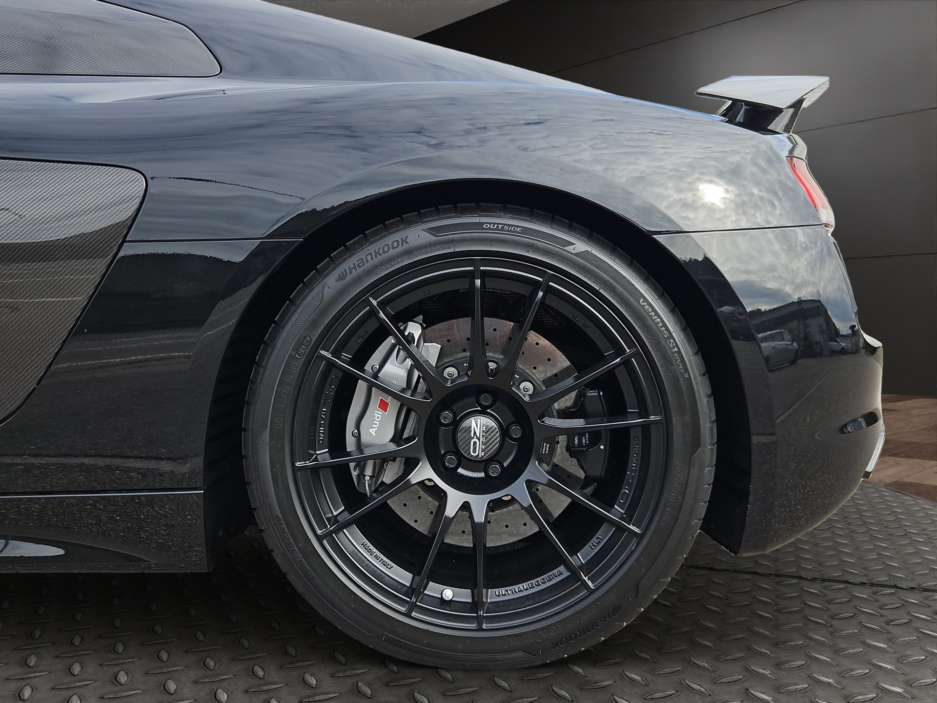 AUDI R8 Coupé 5.2 plus S-Tronic-image-11