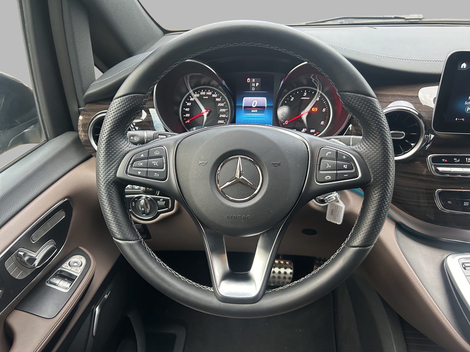 MERCEDES-BENZ V 300 d lang Swiss Edition 4Matic 9G-Tronic-image-11