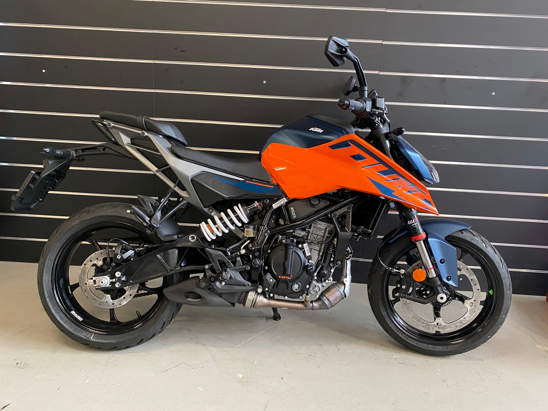 KTM 125 Duke-image-2
