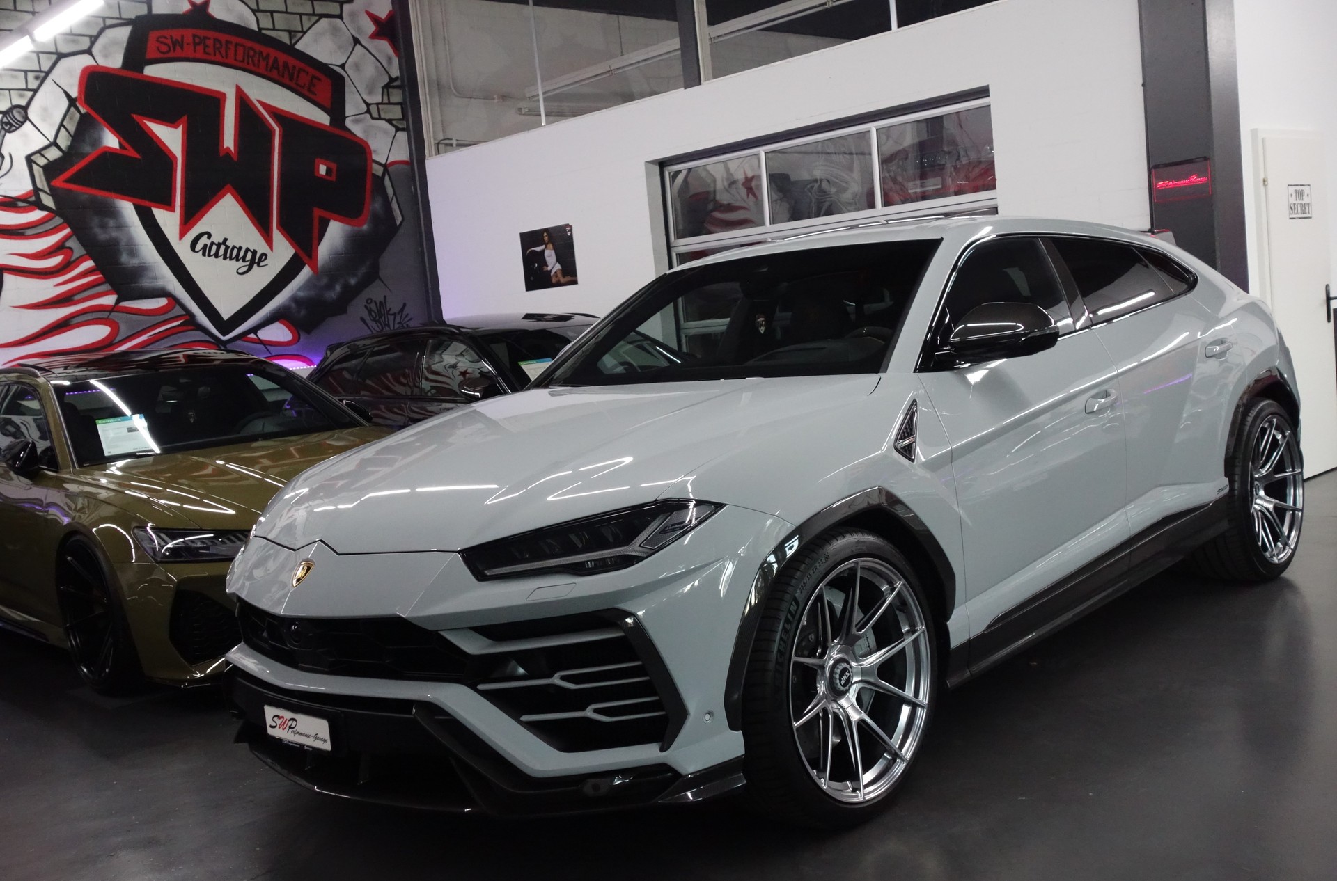 LAMBORGHINI URUS E-GEAR GRIGIO HATI FULL CARBON AKRAPOVIC ON TOP