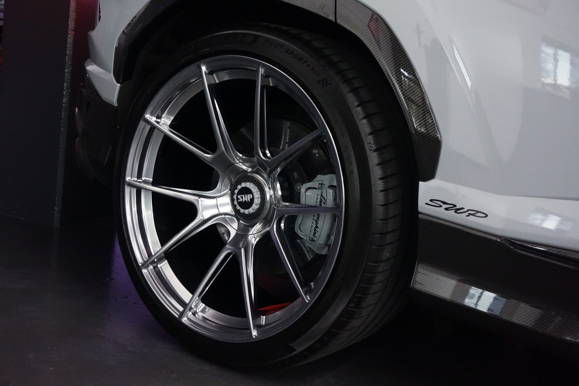 LAMBORGHINI URUS E-GEAR GRIGIO HATI FULL CARBON AKRAPOVIC ON TOP-image-12
