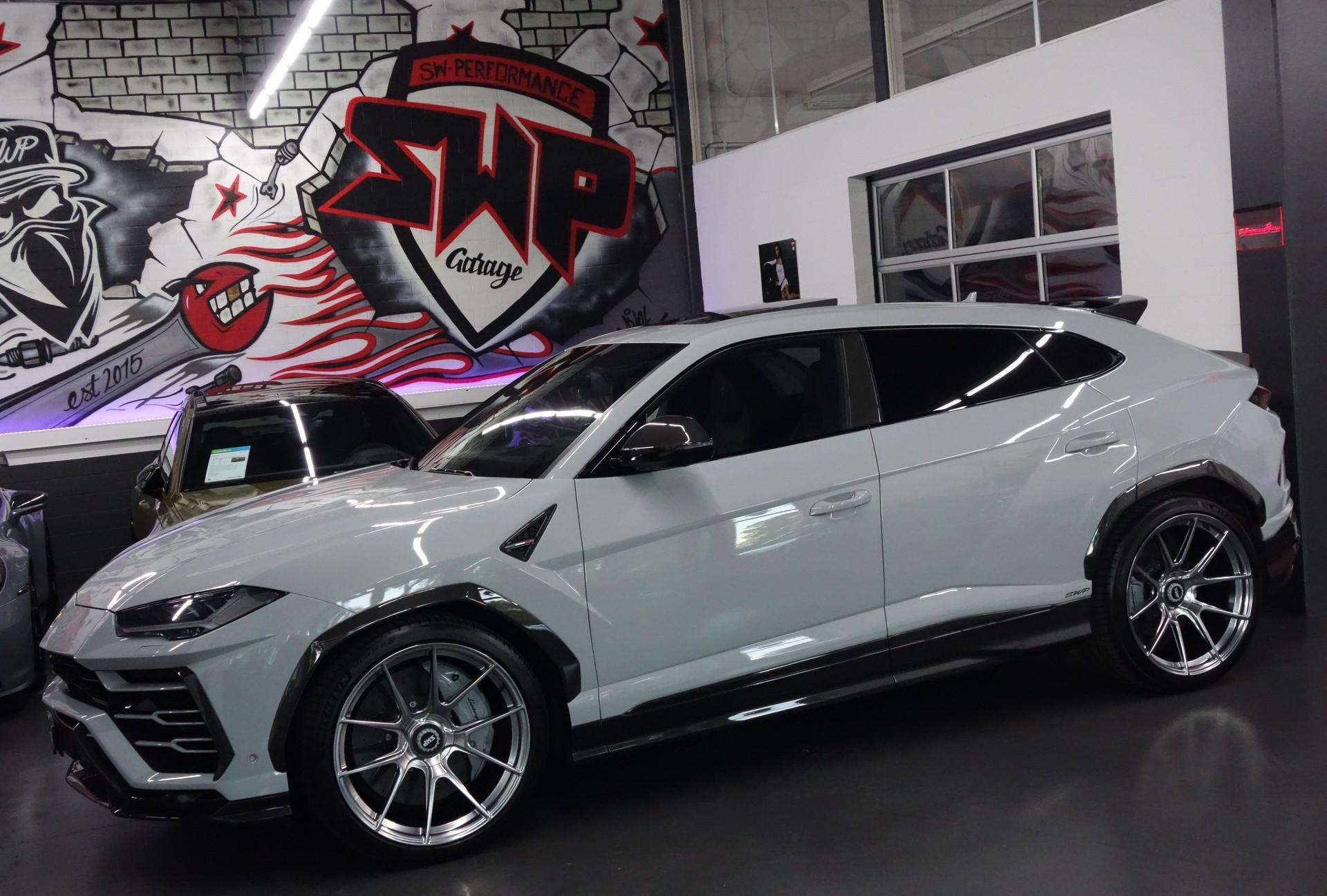 LAMBORGHINI URUS E-GEAR GRIGIO HATI FULL CARBON AKRAPOVIC ON TOP-showroom-element-1