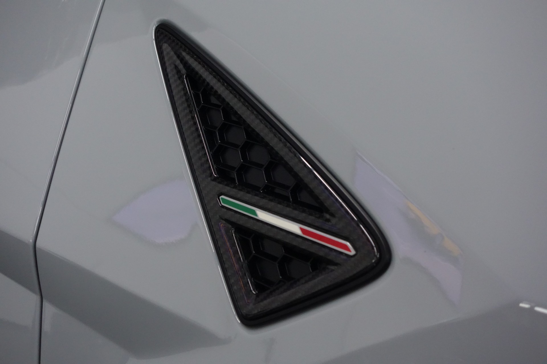 LAMBORGHINI URUS E-GEAR GRIGIO HATI FULL CARBON AKRAPOVIC ON TOP-image-14