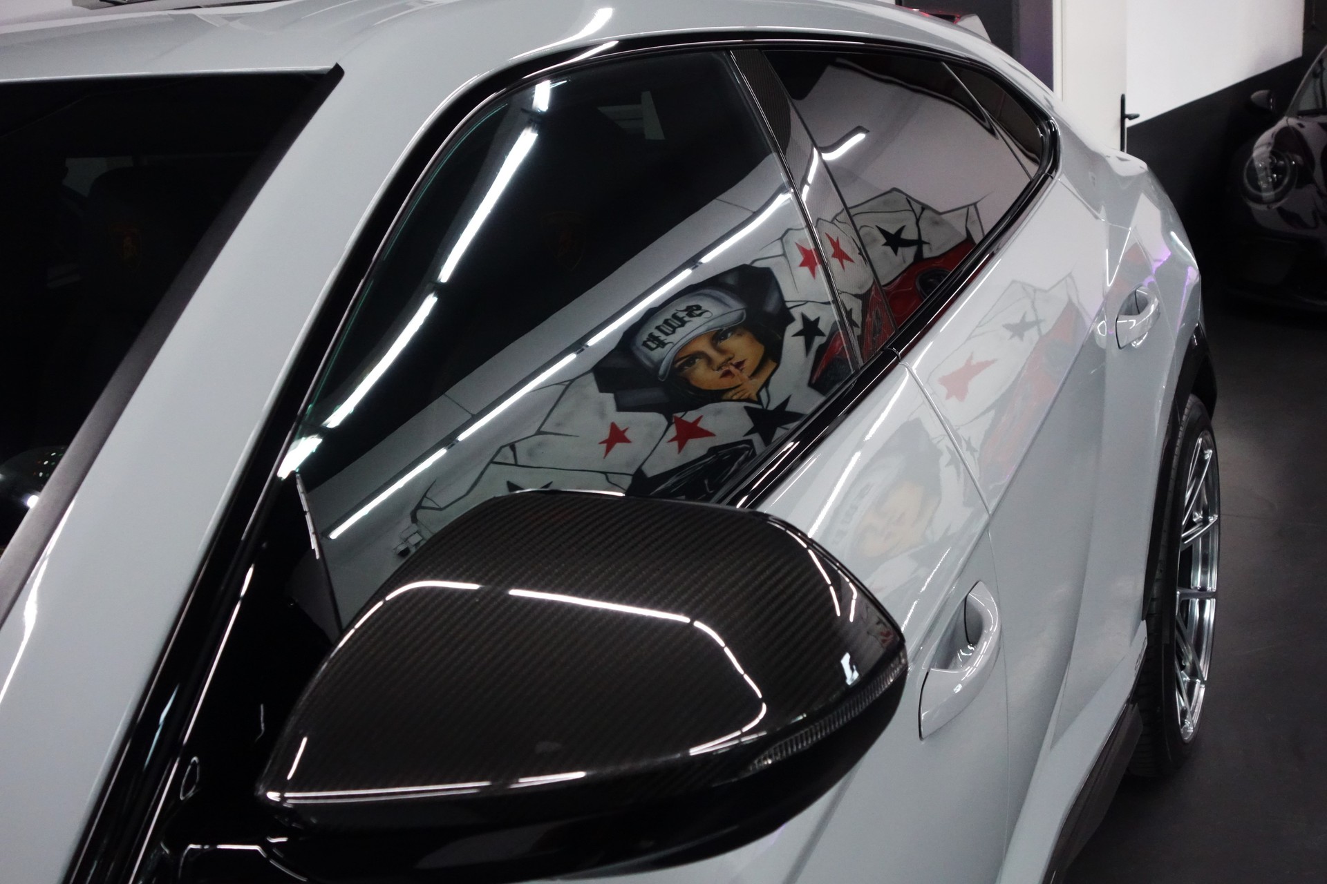 LAMBORGHINI URUS E-GEAR GRIGIO HATI FULL CARBON AKRAPOVIC ON TOP-showroom-element-3