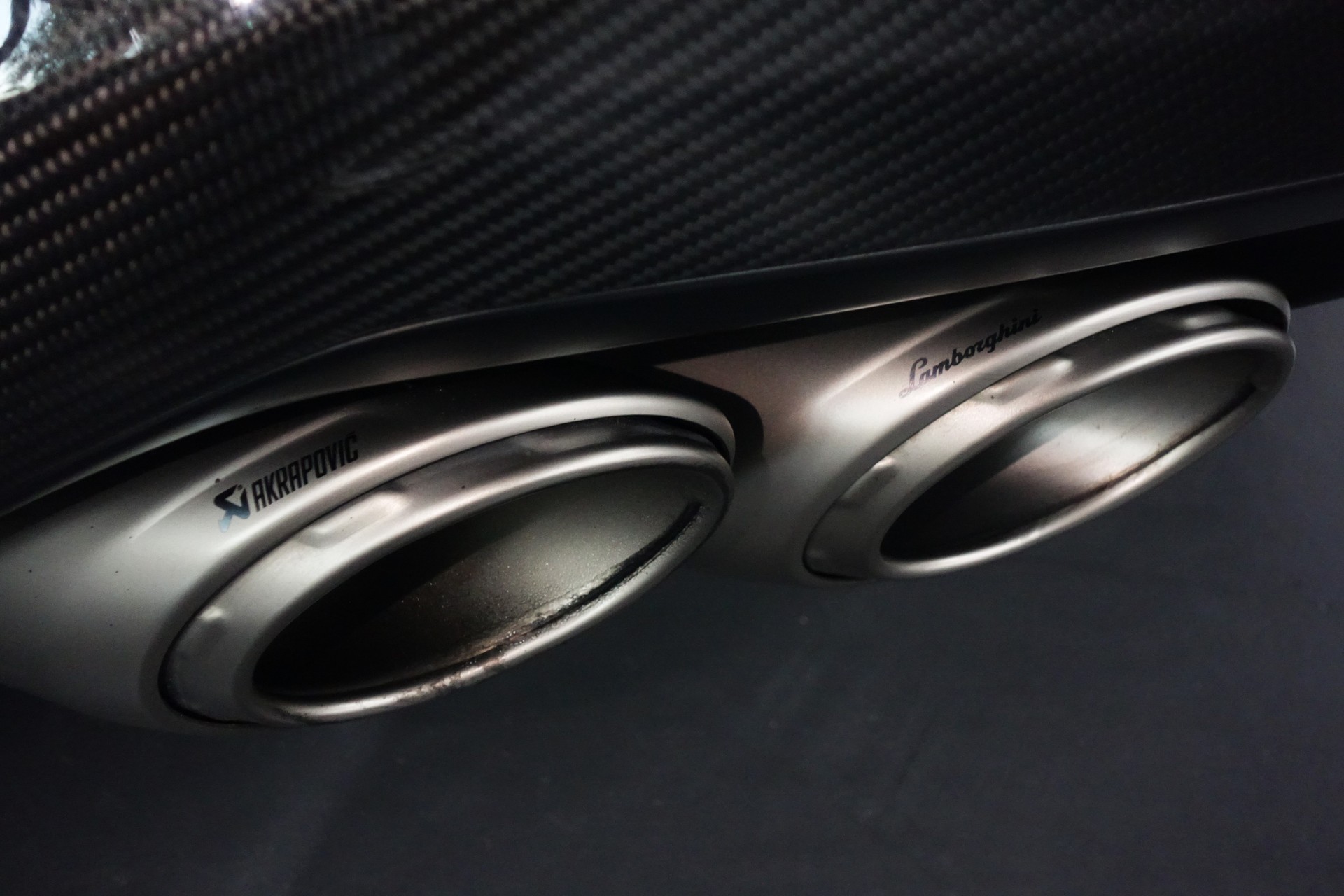 LAMBORGHINI URUS E-GEAR GRIGIO HATI FULL CARBON AKRAPOVIC ON TOP-image-8