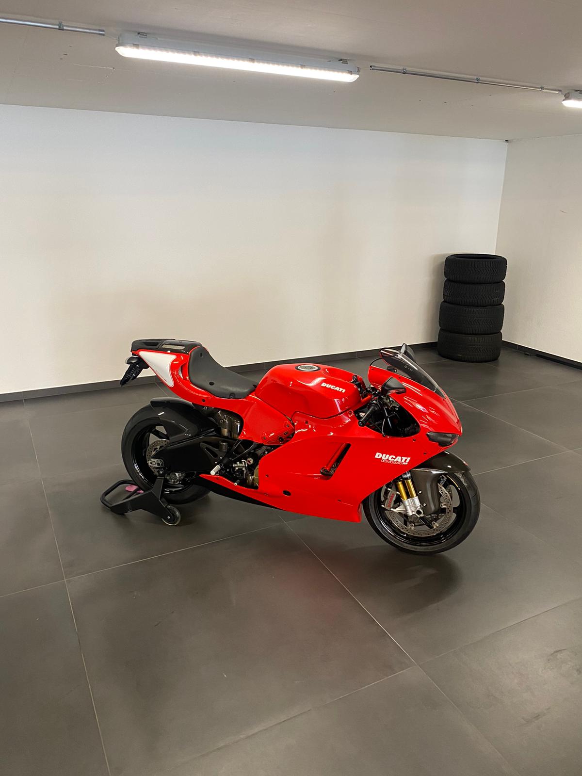 DUCATI Desmosedici RR Edition limitée 585/1500-image-1