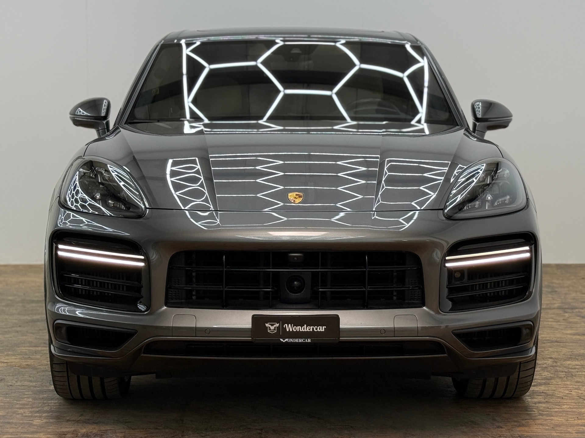 PORSCHE Cayenne Turbo S E-Hybrid-showroom-element-2