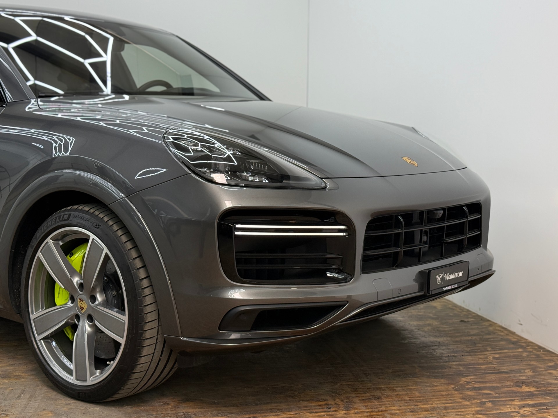PORSCHE Cayenne Turbo S E-Hybrid-showroom-element-1