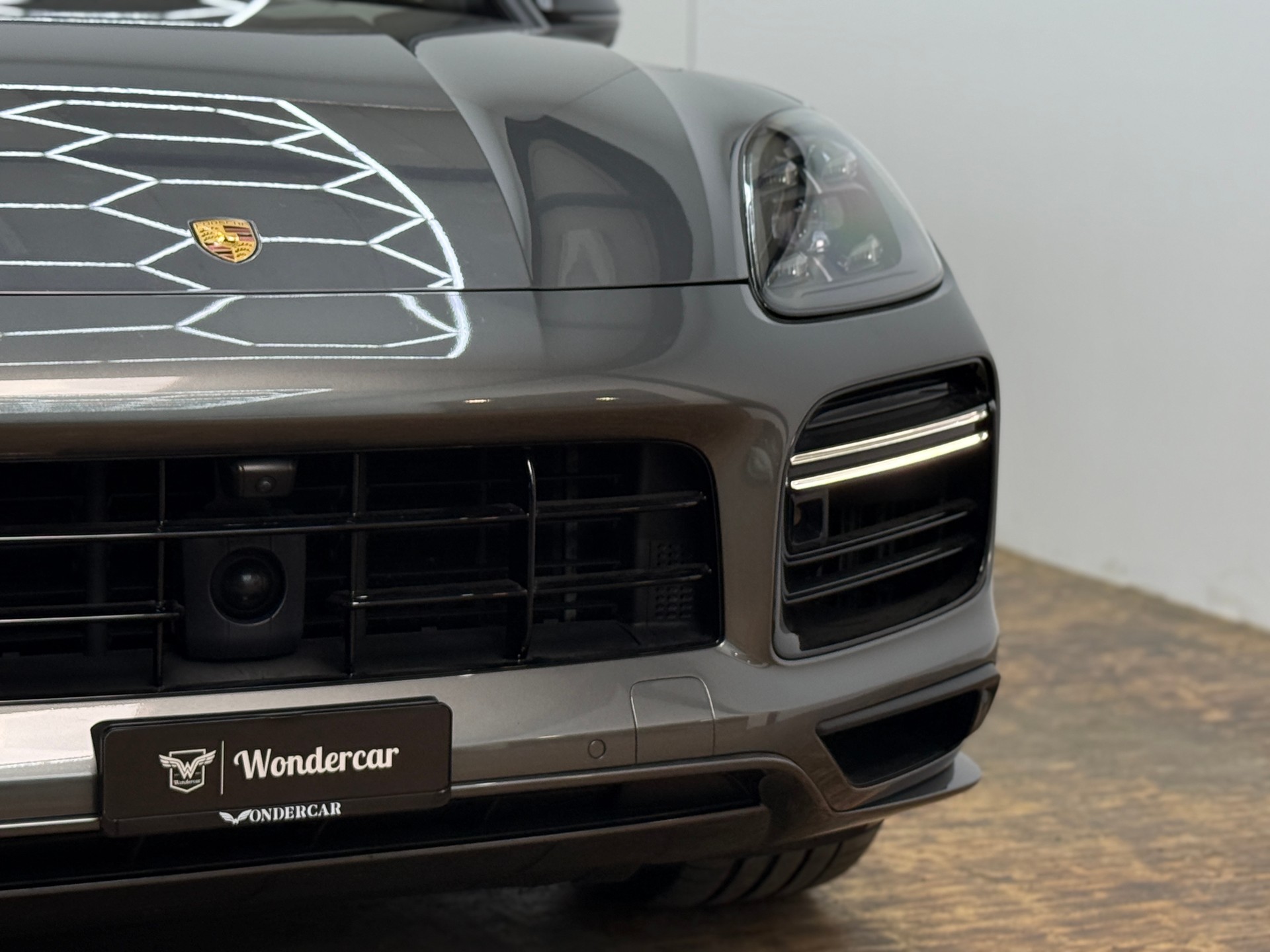 PORSCHE Cayenne Turbo S E-Hybrid-showroom-element-3