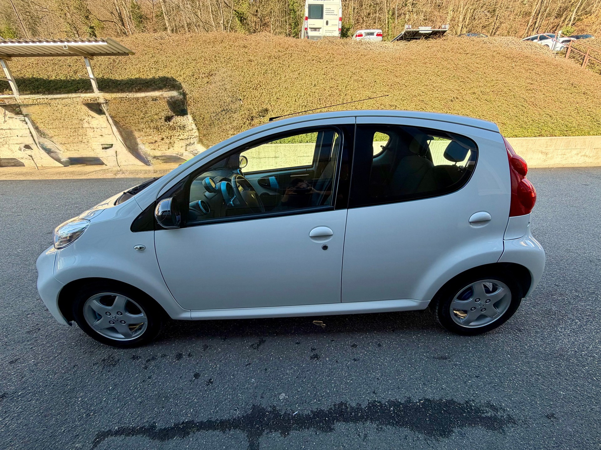 PEUGEOT 107 1.0 Swiss Edition-image-7