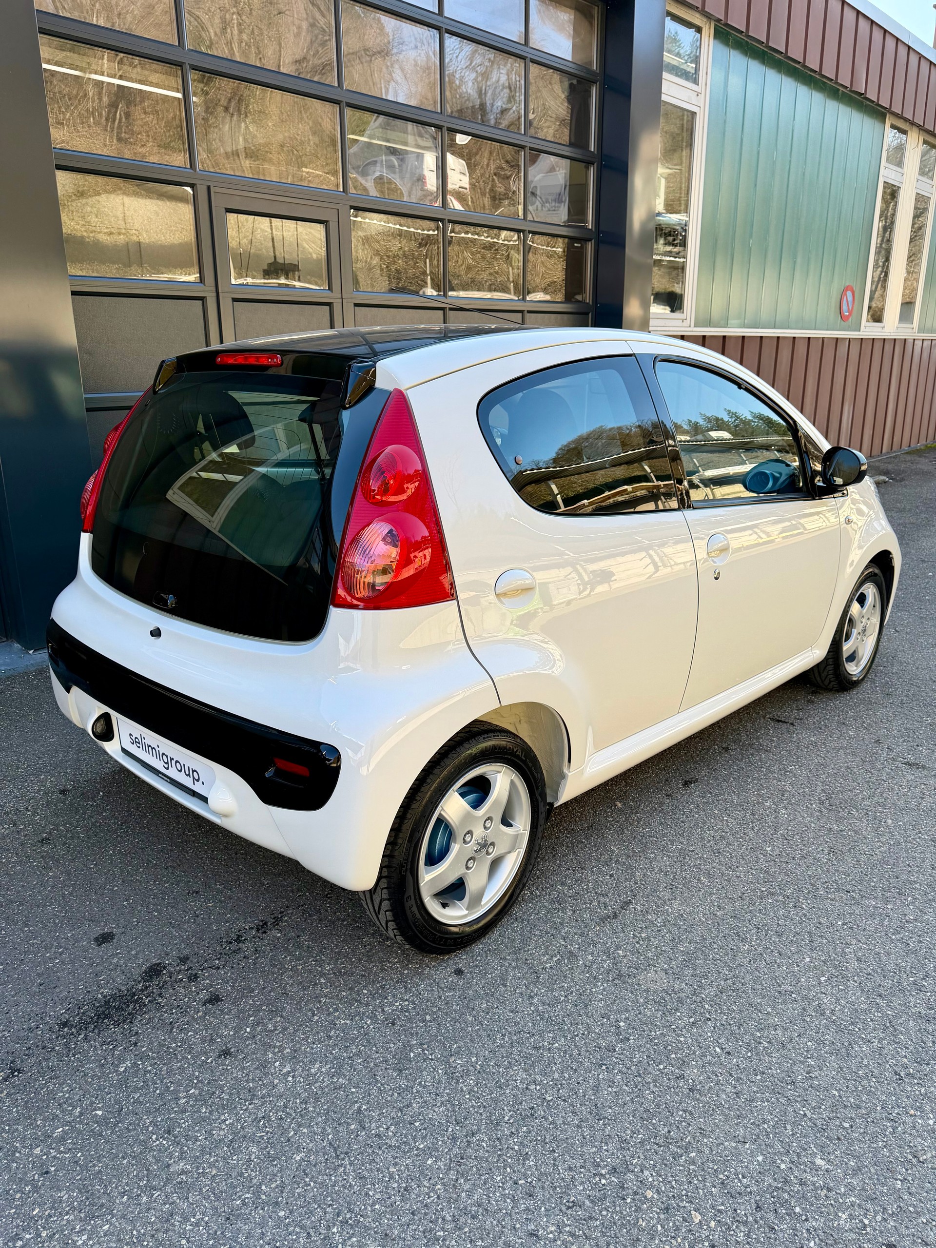 PEUGEOT 107 1.0 Swiss Edition-image-5