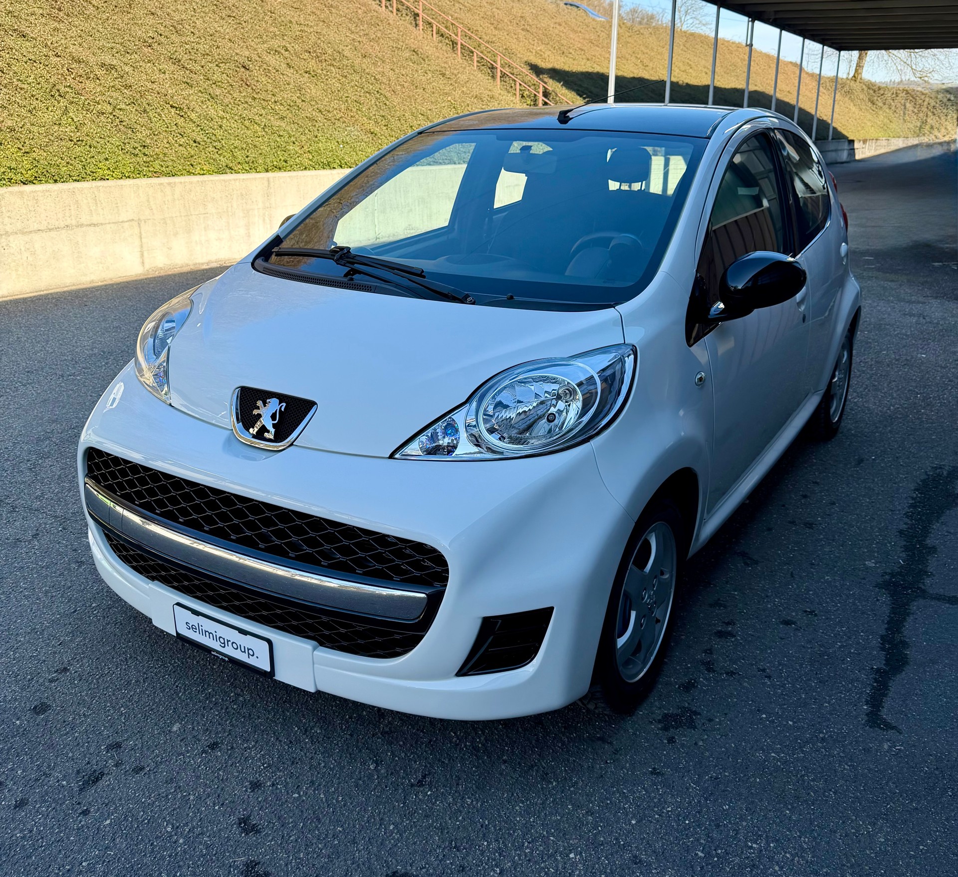 PEUGEOT 107 1.0 Swiss Edition-image-1