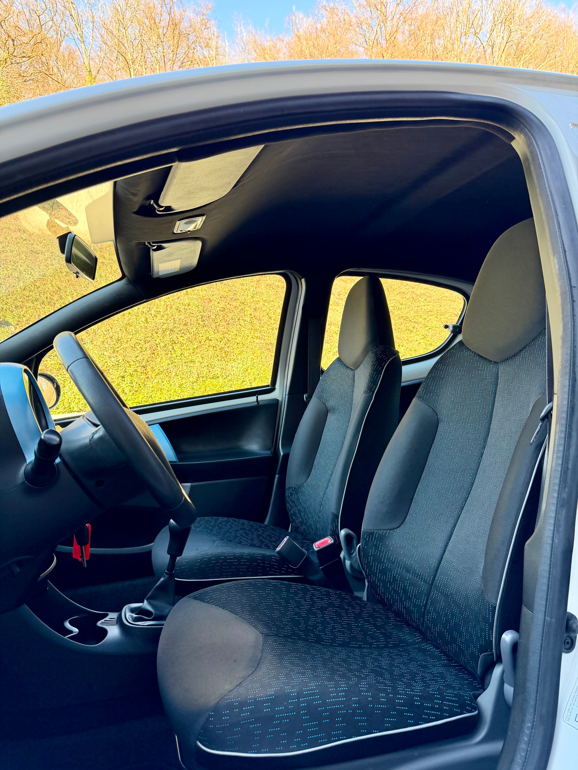 PEUGEOT 107 1.0 Swiss Edition-image-10
