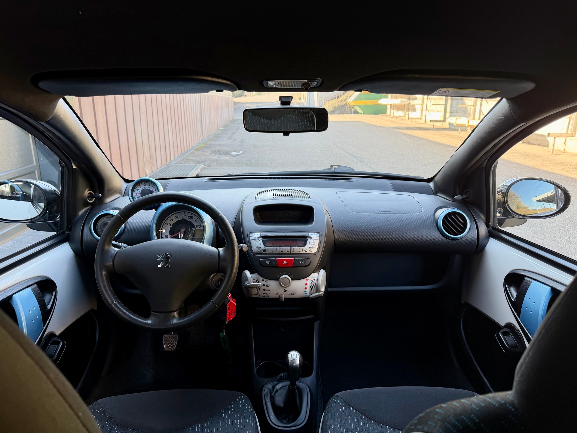 PEUGEOT 107 1.0 Swiss Edition-image-9