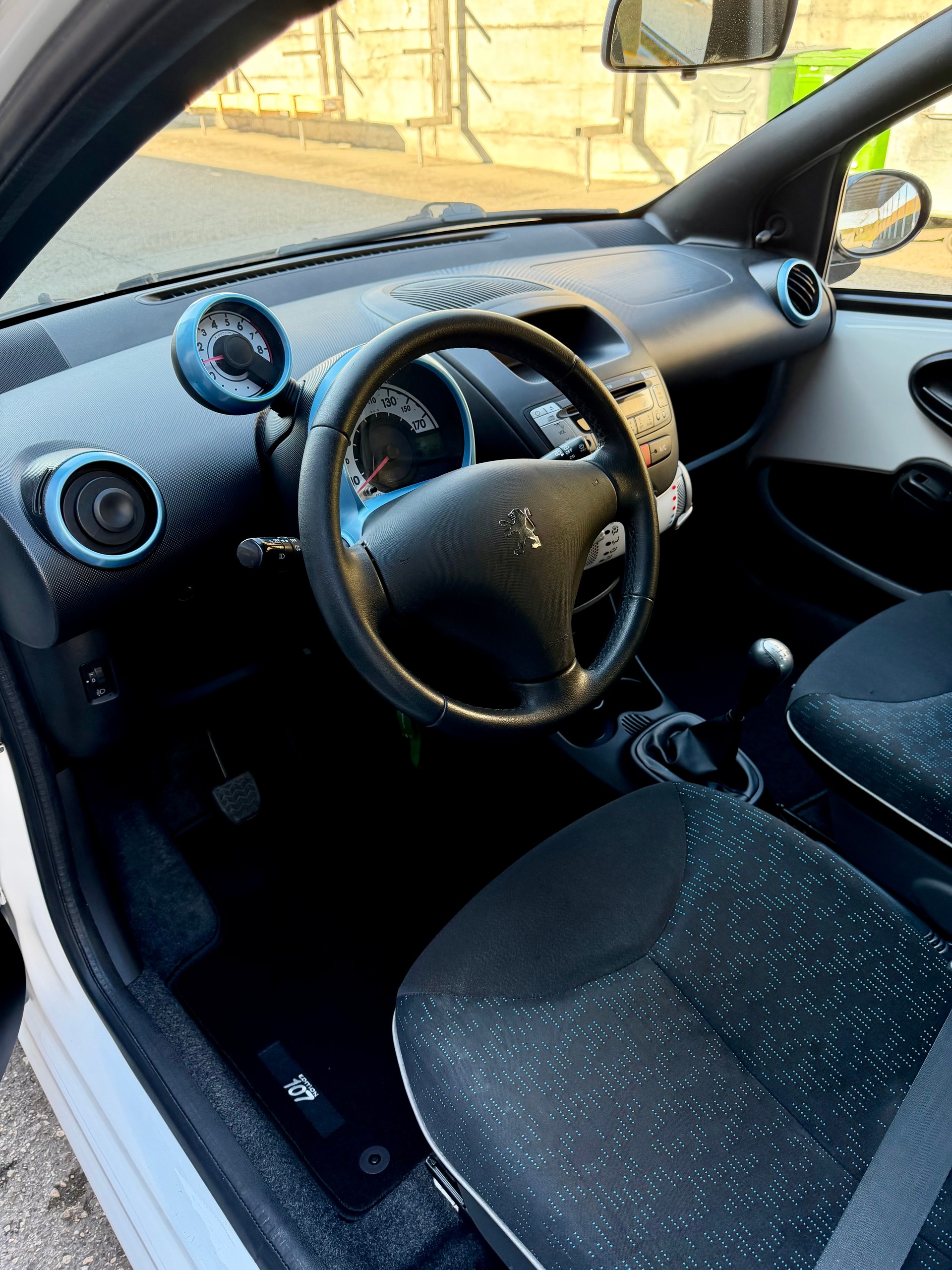 PEUGEOT 107 1.0 Swiss Edition-image-8