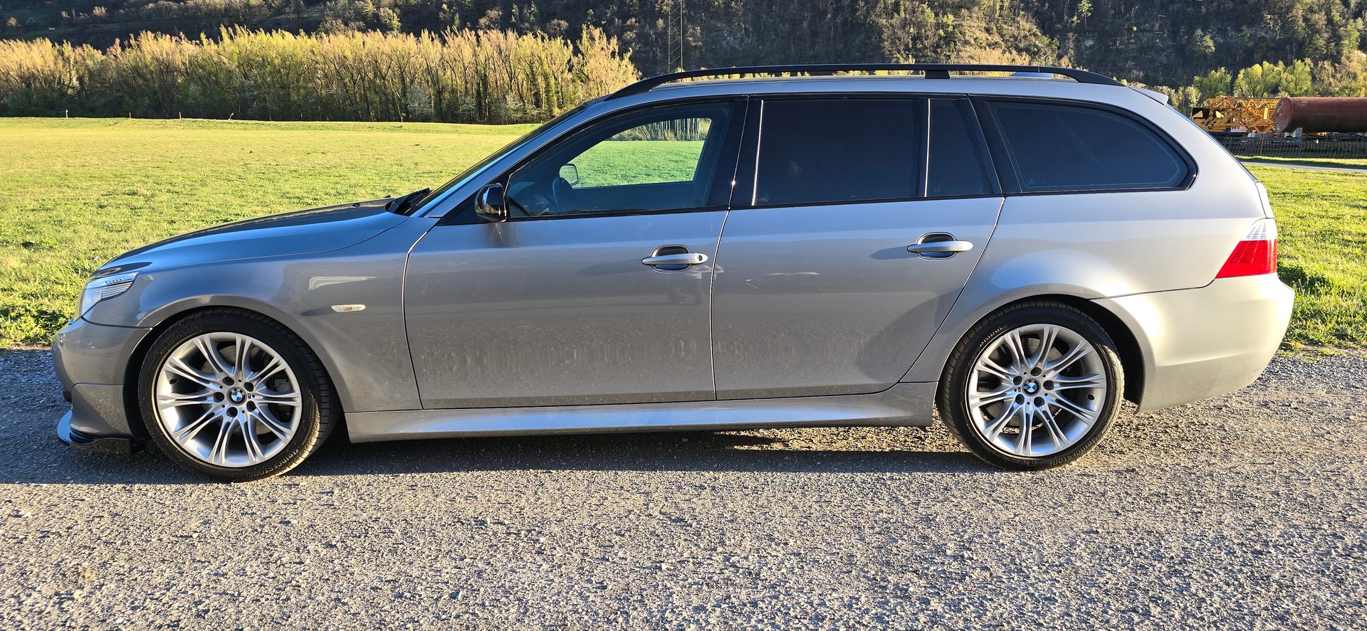 BMW 550i Touring-image-4
