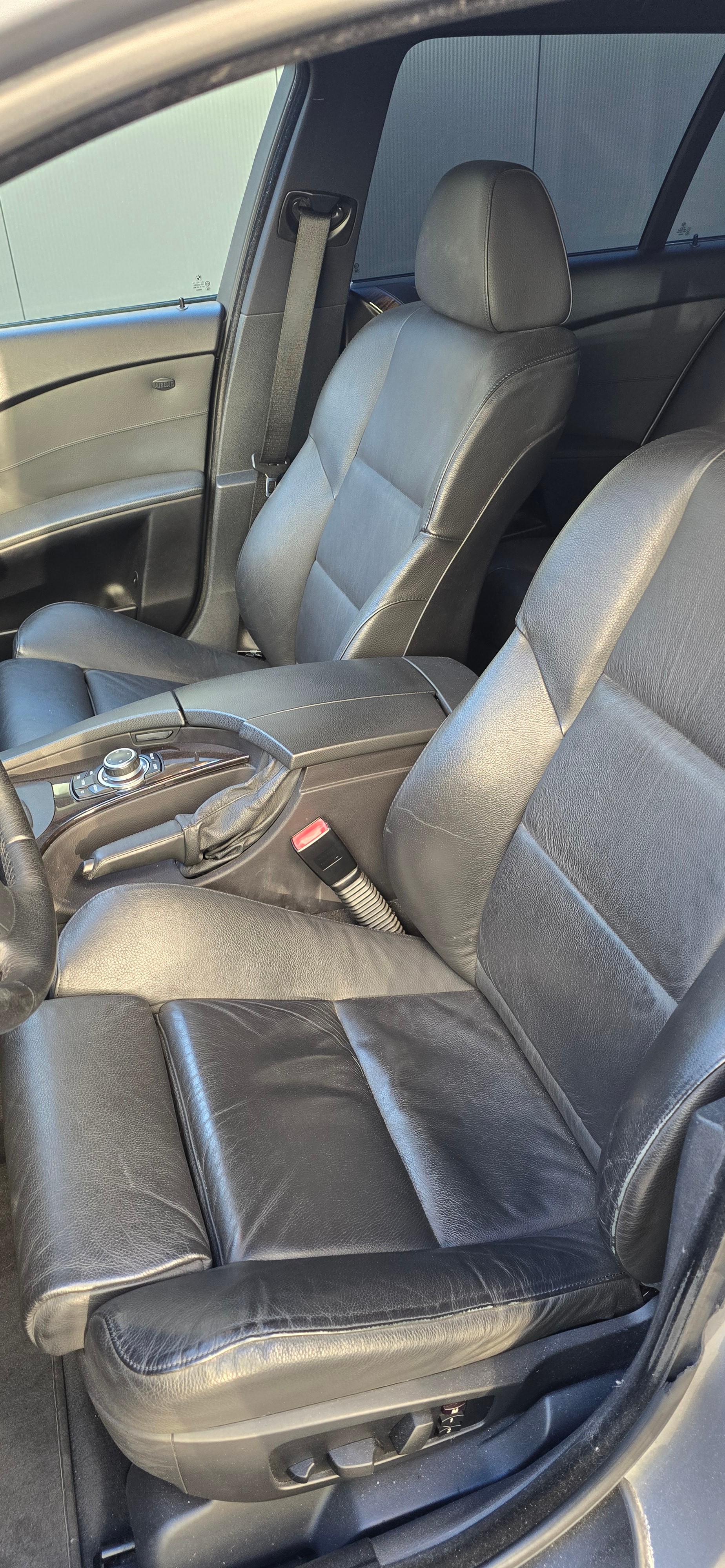BMW 550i Touring-image-11