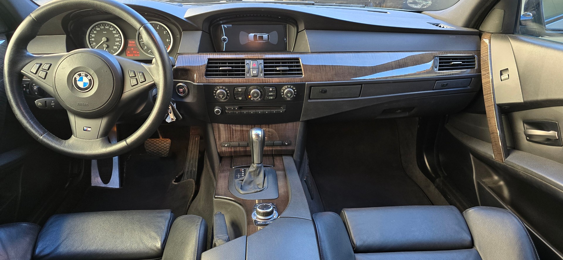 BMW 550i Touring-image-8