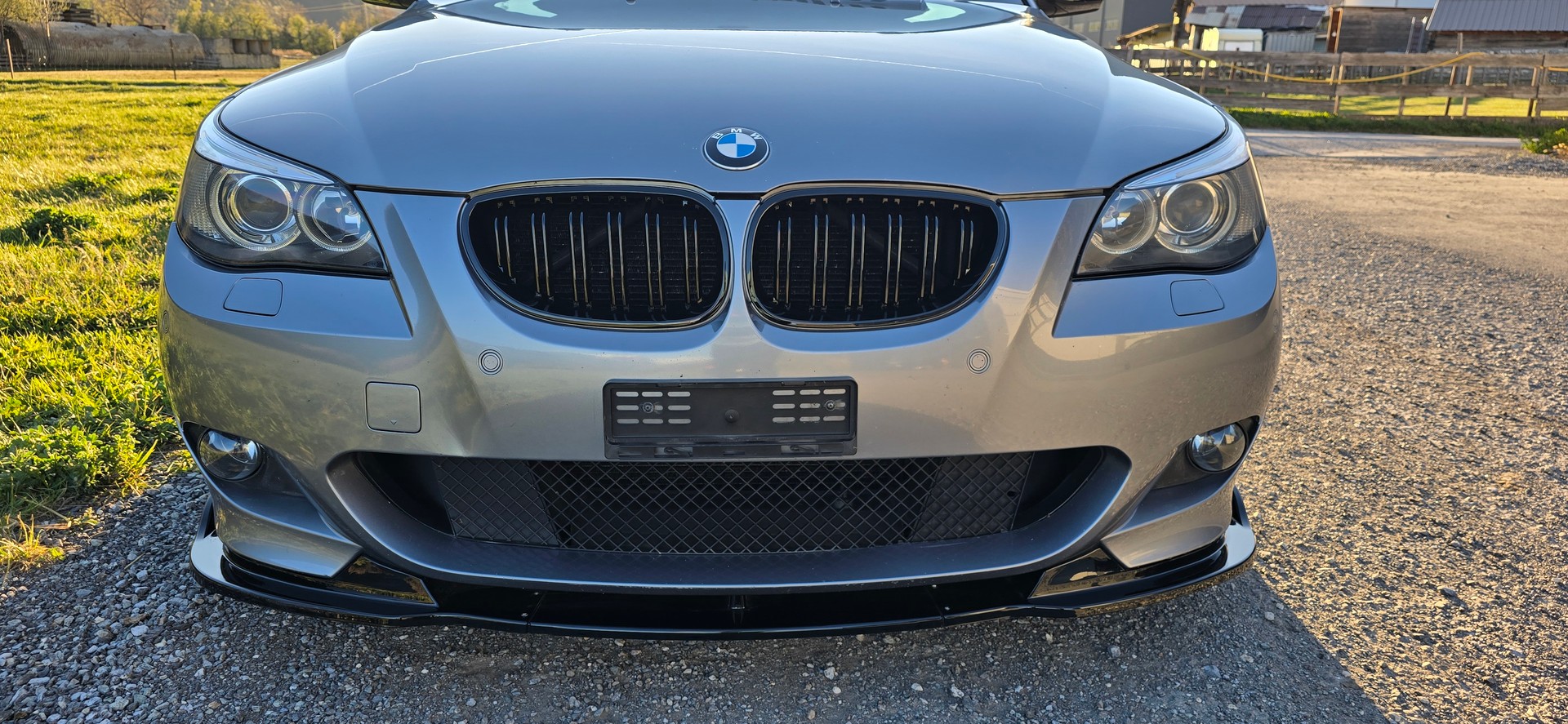 BMW 550i Touring-image-5