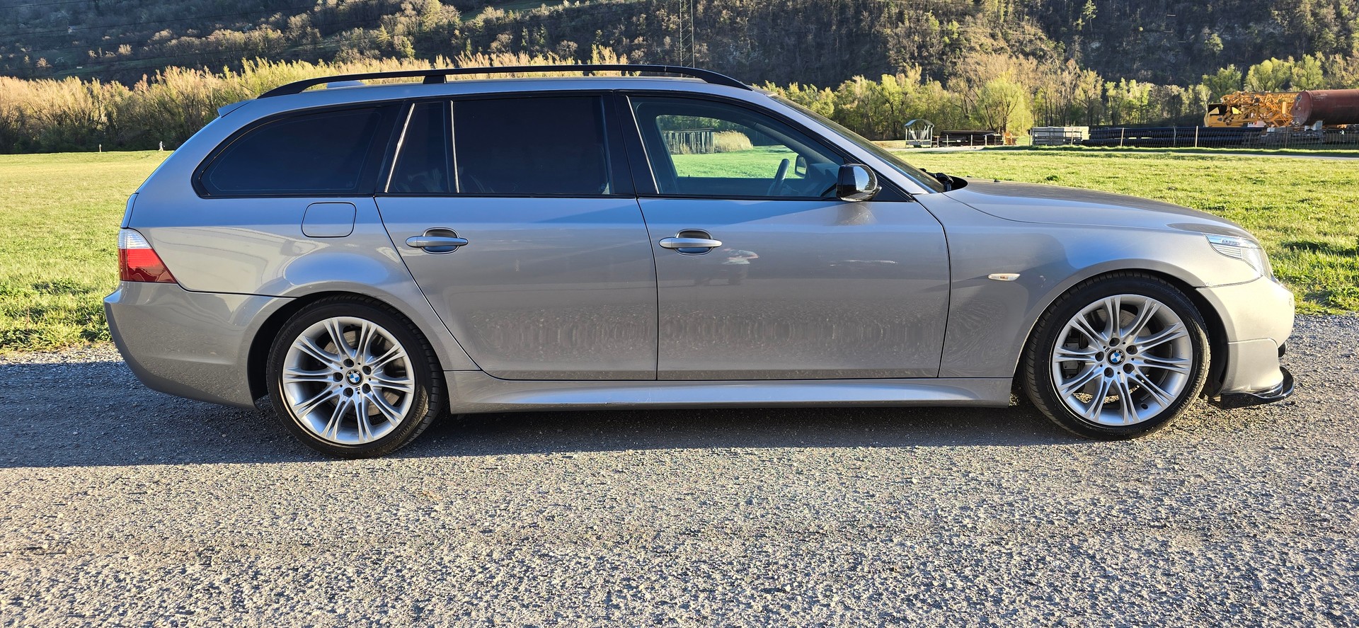 BMW 550i Touring-showroom-element-3