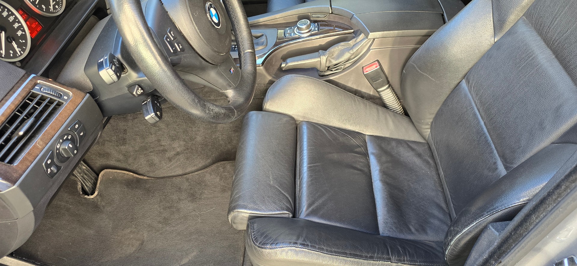 BMW 550i Touring-image-10