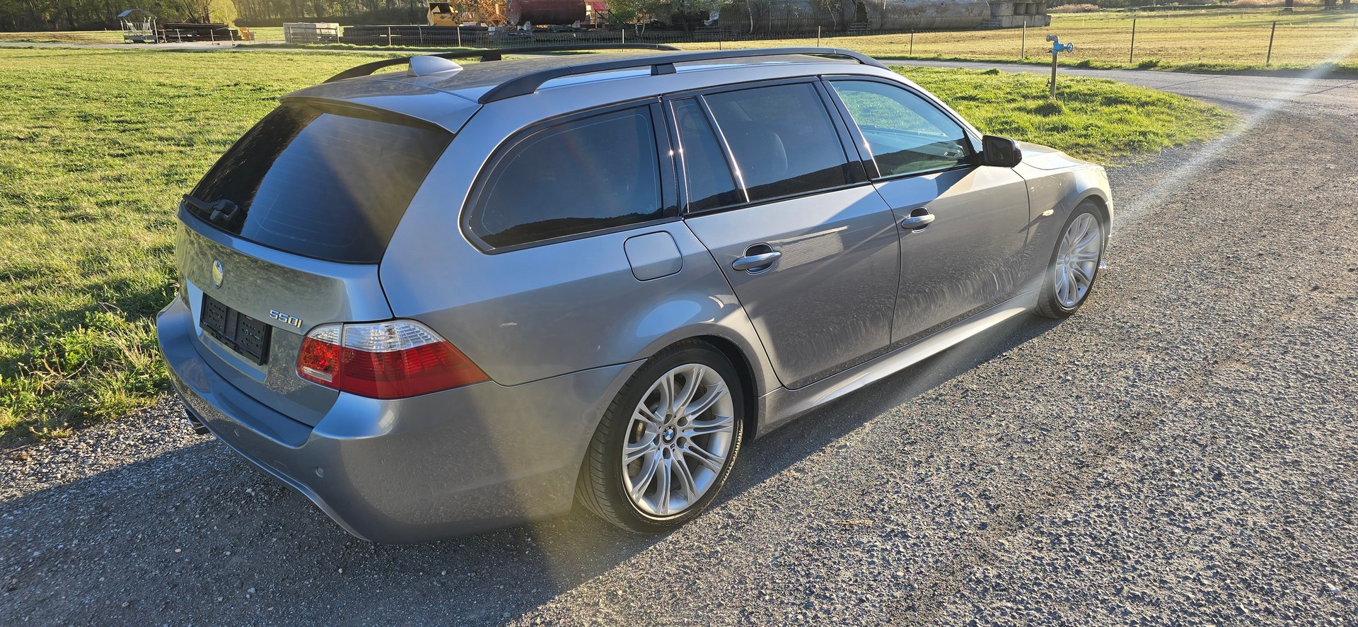 BMW 550i Touring-showroom-element-2
