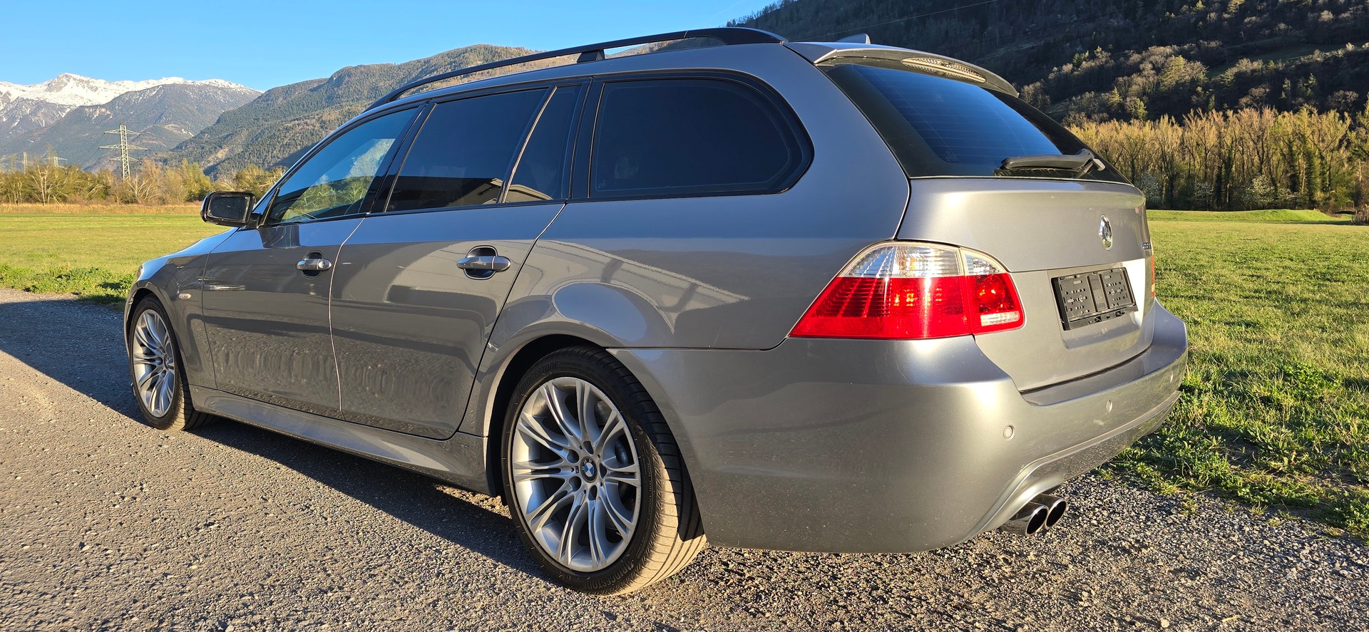 BMW 550i Touring-showroom-element-1