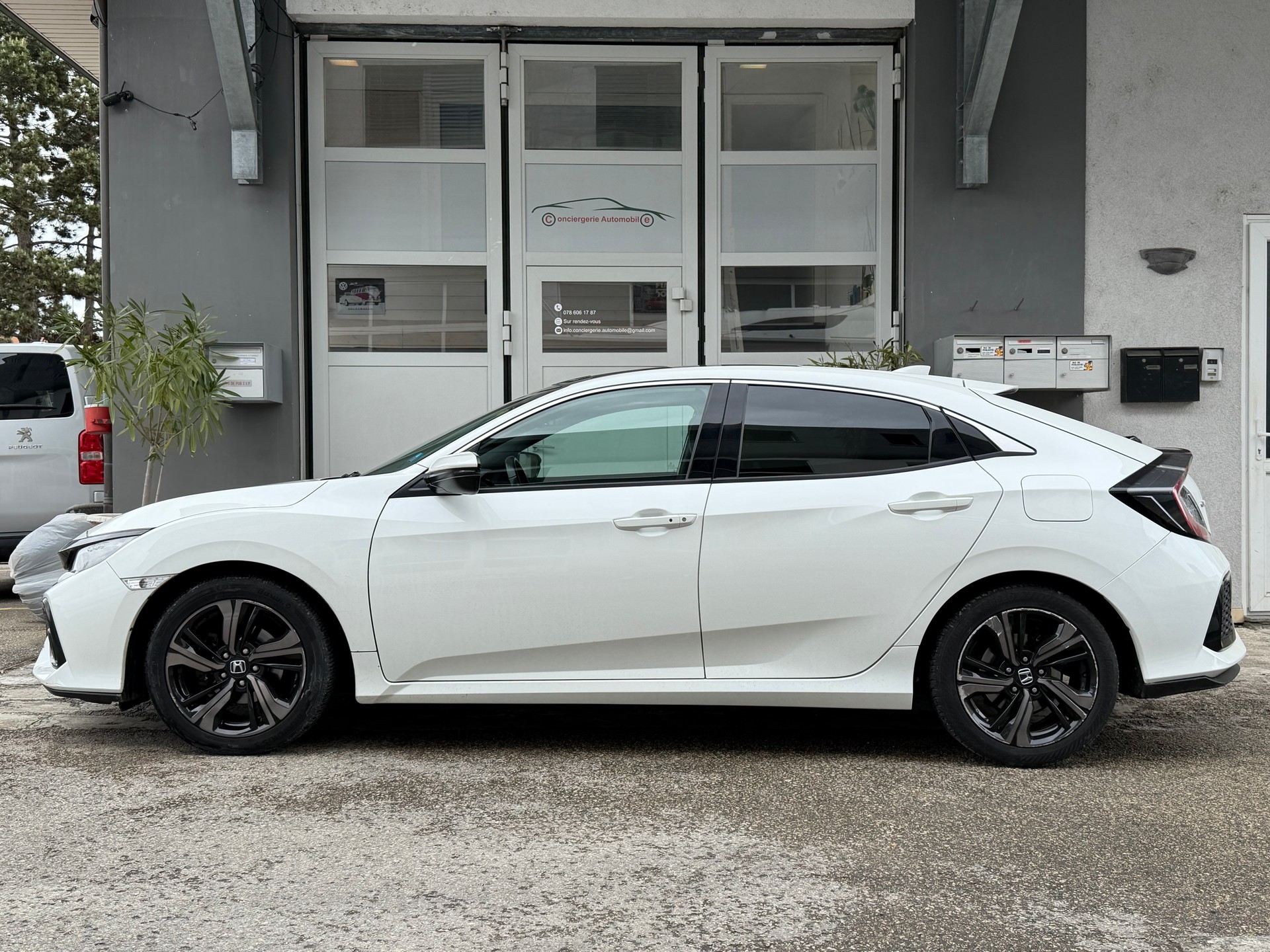 HONDA Civic 1.0 VTEC Exécutive-showroom-element-1